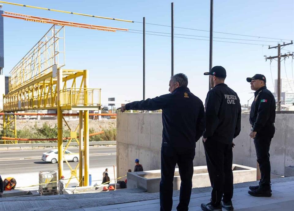 Samuel realiza un recorrido para verificar las obras del nuevo Cuartel General de la Fuerza Civil en progreso.