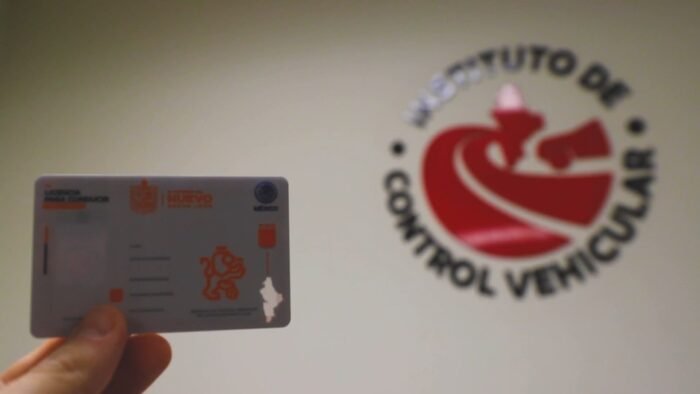 La nueva licencia de conducir presentada por ICV no requiere trámites especiales ni tarifas adicionales. Descubre más aquí.