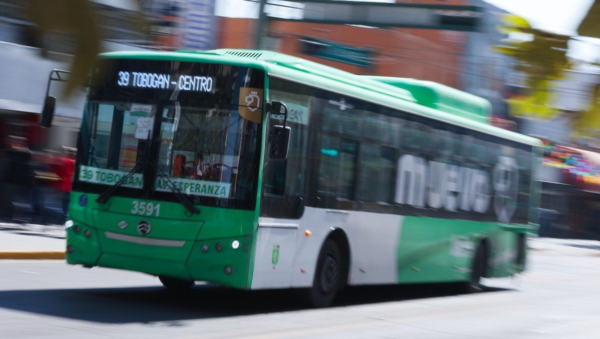 El Congreso de Nuevo León demanda la capacitación de operadores de transporte urbano ante preocupantes accidentes recientes.