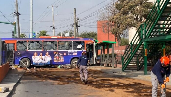 Camión de la Ruta 218 choca contra parabús en Guadalupe, Nuevo León