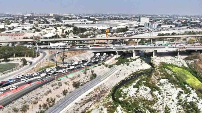 El cierre de vías en Guadalupe genera un gran caos vial, frustrando a muchos automovilistas en la zona.