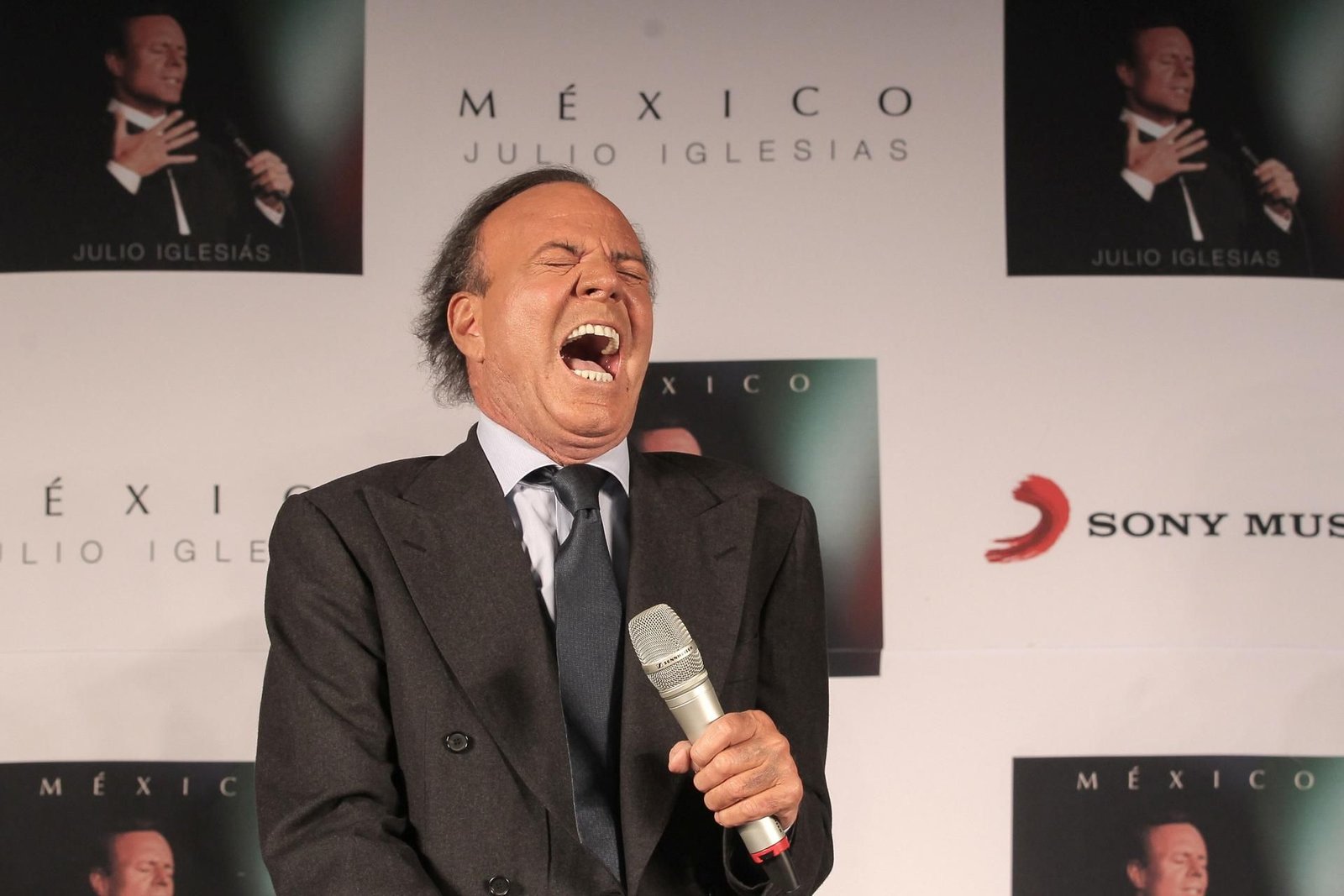 El reconocido cantante Julio Iglesias ha demandado a elDiario.es por lo que considera una campaña difamatoria en su contra.