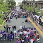 Las mujeres se congregan en la Explanada de los Héroes en Monterrey para la marcha del Día Internacional de la Mujer.