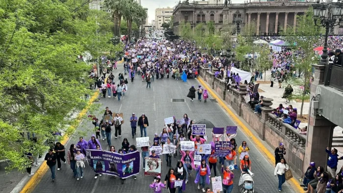 Las mujeres se congregan en la Explanada de los Héroes en Monterrey para la marcha del Día Internacional de la Mujer.
