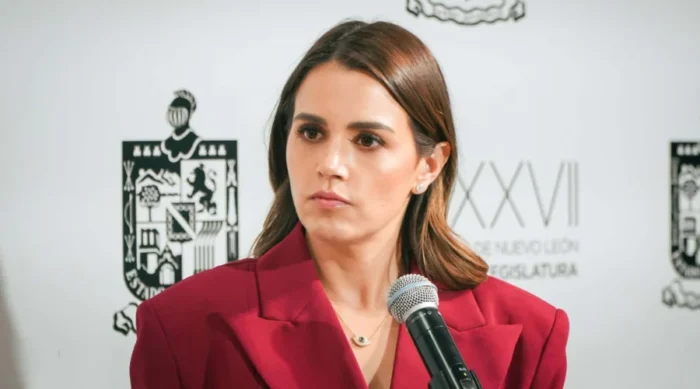La diputada Lorena de la Garza destaca el impacto de la deuda en el presupuesto estatal de Nuevo León y la falta de acuerdos entre bancadas.