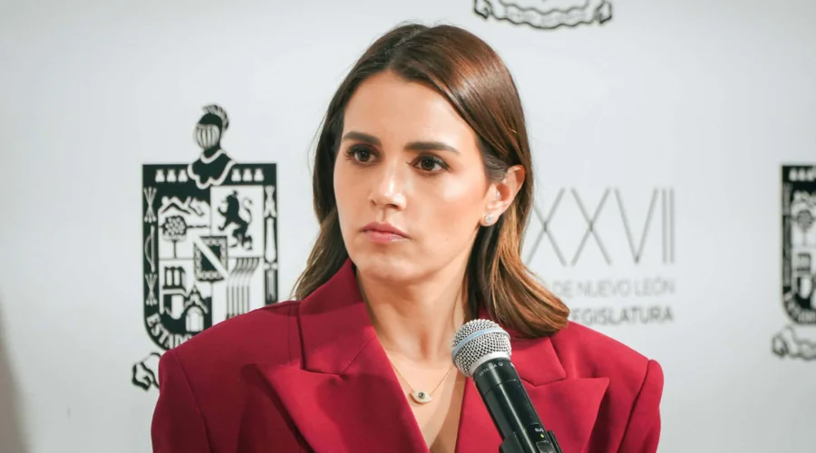 La diputada Lorena de la Garza destaca el impacto de la deuda en el presupuesto estatal de Nuevo León y la falta de acuerdos entre bancadas.