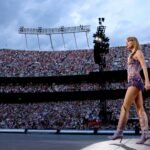 El término Swiftie refleja la profunda conexión cultural de los seguidores de Taylor Swift en la música actual.