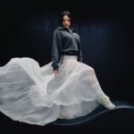 La artista española Rosalía refuerza su conexión con la moda deportiva al protagonizar una nueva campaña de New Balance.