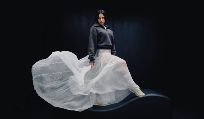 La artista española Rosalía refuerza su conexión con la moda deportiva al protagonizar una nueva campaña de New Balance.