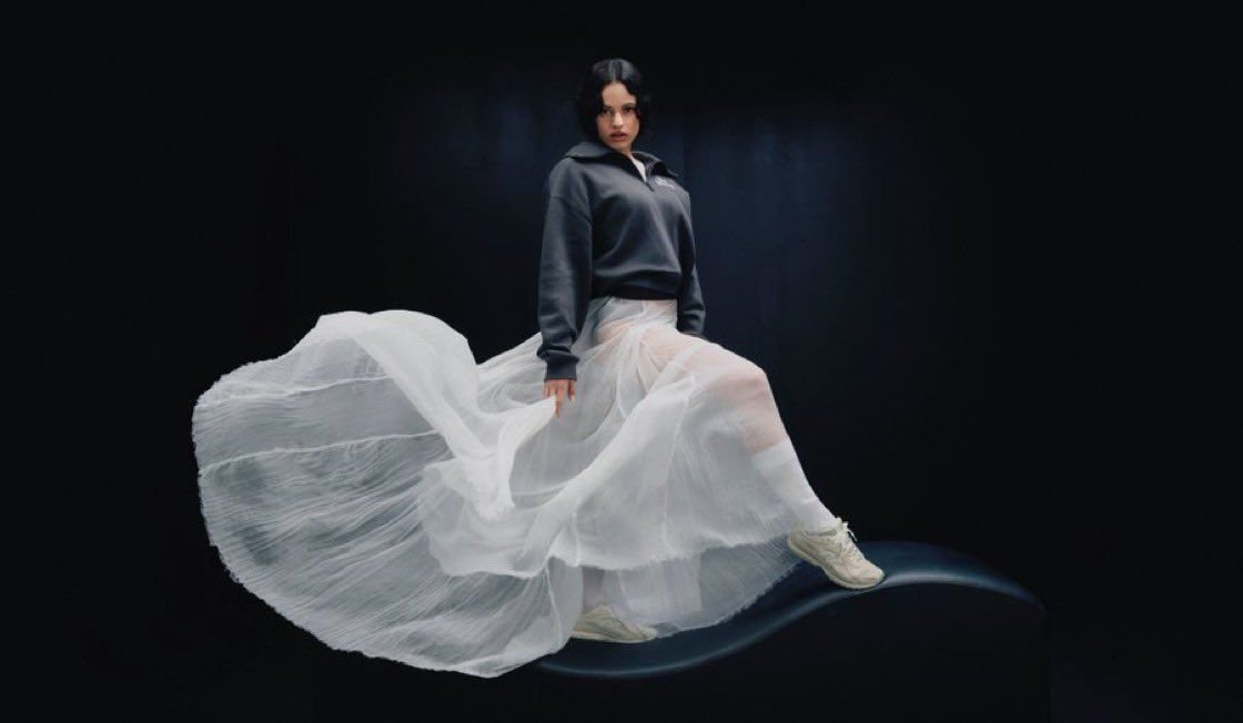 La artista española Rosalía refuerza su conexión con la moda deportiva al protagonizar una nueva campaña de New Balance.