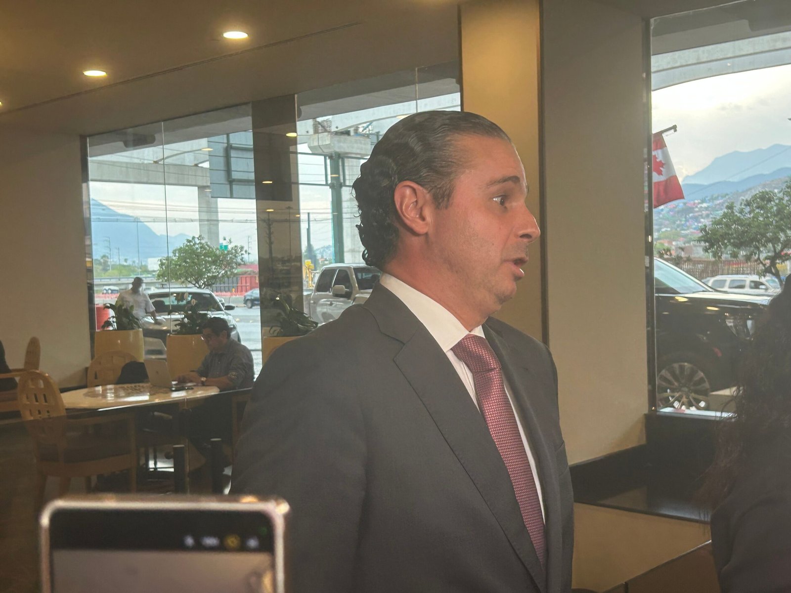 Pedro Arce aclara los motivos por los cuales no se concretó la denuncia contra Karina Barrón, generando controversia.