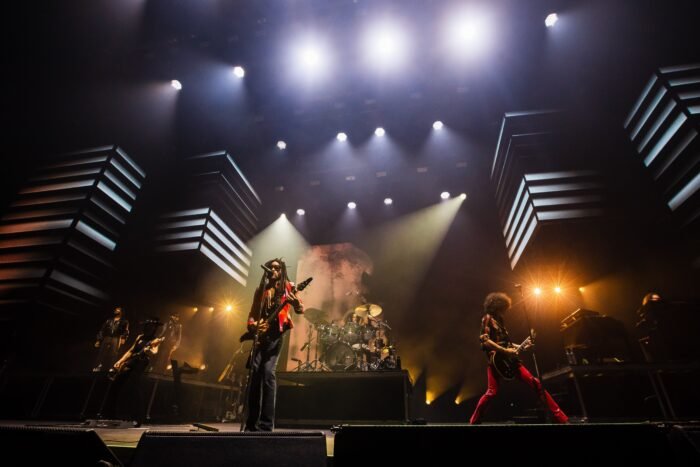 Lenny Kravitz deslumbró a Monterrey con su energía y éxitos inolvidables a pesar de contratiempos técnicos durante su concierto.