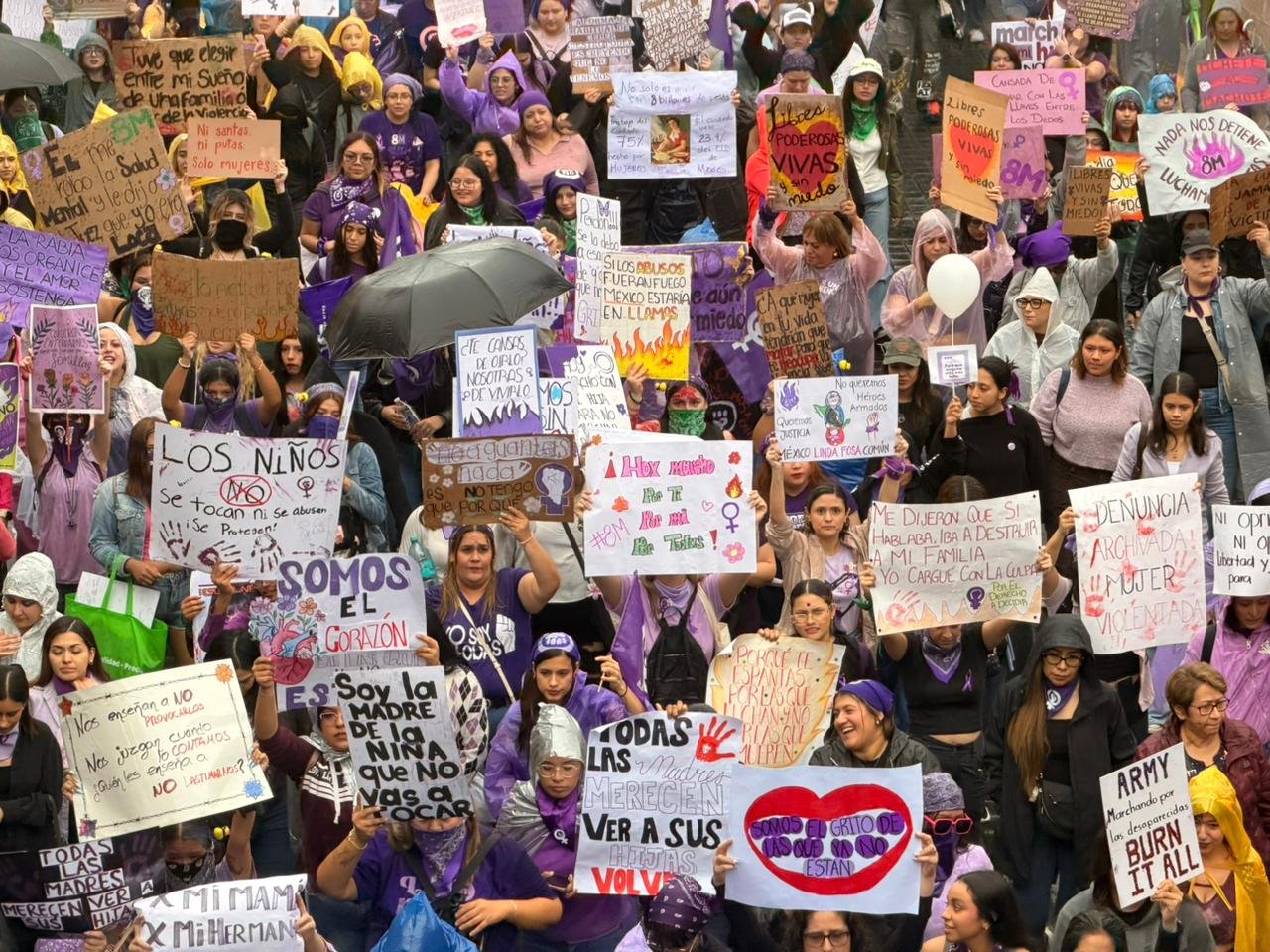 La jornada del 8M en Nuevo León concluye sin altercados, reflejando el éxito de la manifestación en honor a los derechos de las mujeres.