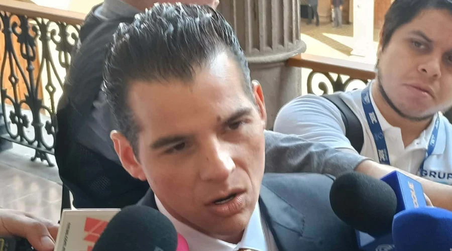 El secretario de Gobierno de Nuevo León, Miguel Ángel Flores, asegura que las obras del Metro son seguras tras un incendio.