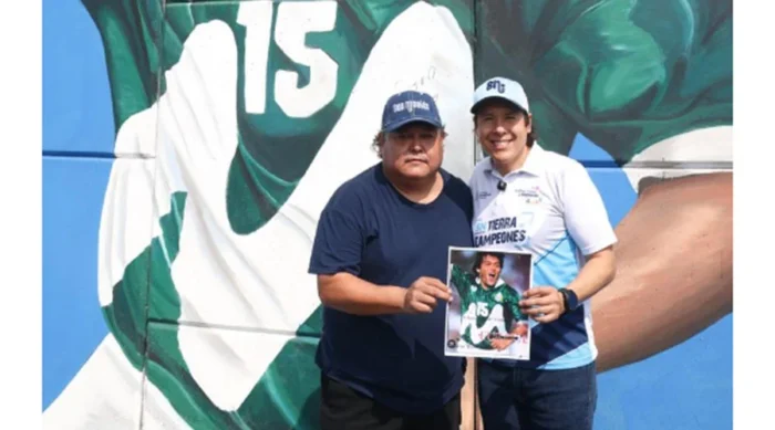El alcalde Daniel Carrillo Martínez inaugura un mural mundialista junto a destacados futbolistas en San Nicolás.