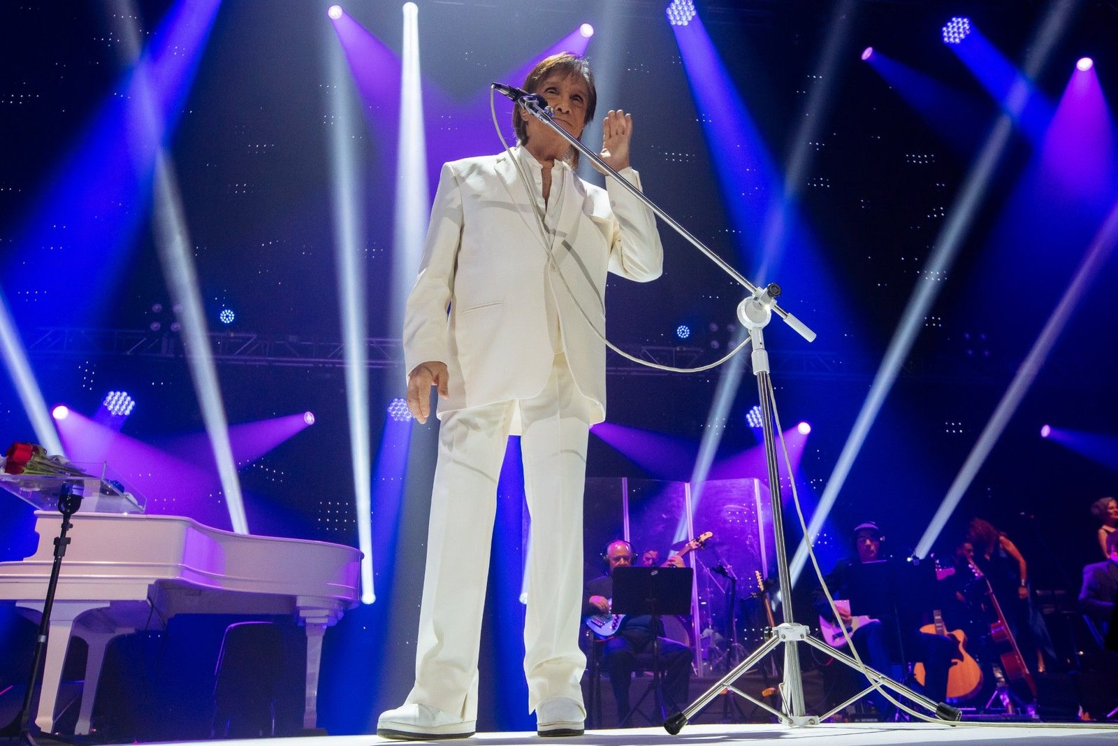 El icónico Roberto Carlos cautivó a más de 8,000 fanáticos en Monterrey con una emotiva presentación de sus clásicos.