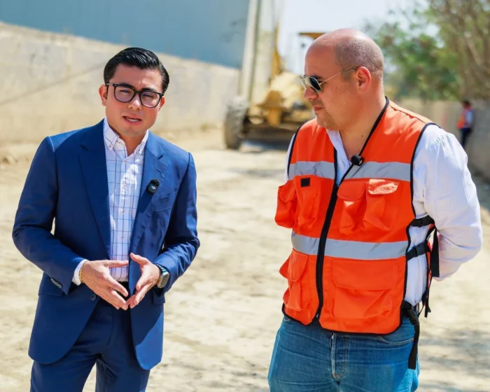 Los trabajos de pavimentación en la Avenida Los Reguiletes transformarán la calidad de vida de los vecinos de la zona.