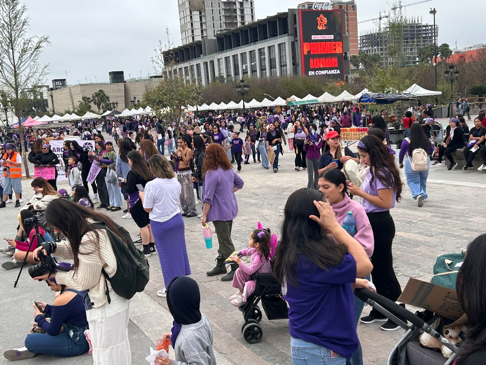Marcha del 8M en Monterrey destaca la lucha de mujeres y colectivos por sus derechos y demandas sociales.