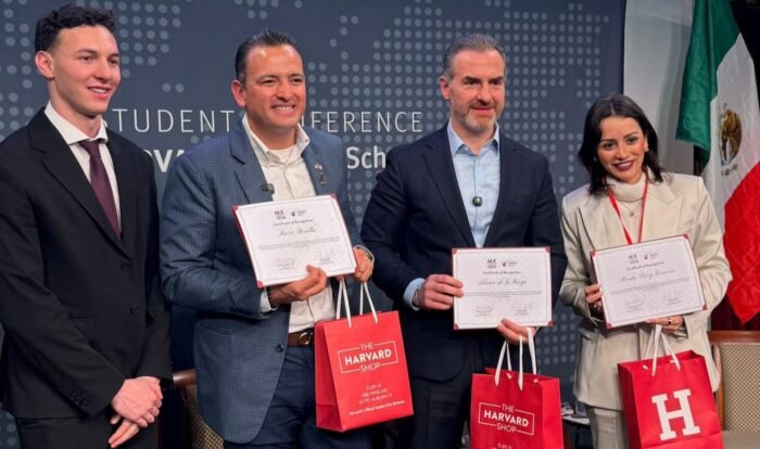 El político Adrián de la Garza participó en una prestigiosa conferencia en Harvard, resaltando el papel crucial de los municipios.