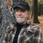 Chuck Norris, ícono del cine de acción y artes marciales, ha fallecido a los 86 años, dejando un legado imborrable.