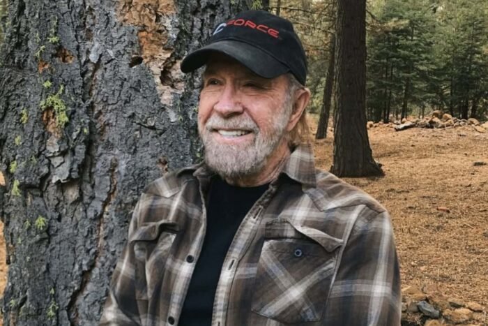 Chuck Norris, ícono del cine de acción y artes marciales, ha fallecido a los 86 años, dejando un legado imborrable.