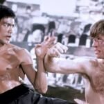 Revive el memorable duelo entre Chuck Norris y Bruce Lee, un enfrentamiento que marcó la historia del cine de artes marciales.
