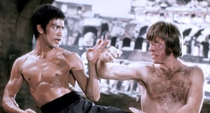 Revive el memorable duelo entre Chuck Norris y Bruce Lee, un enfrentamiento que marcó la historia del cine de artes marciales.