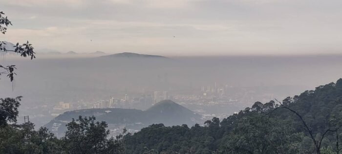 Un reciente estudio revela que la contaminación en Monterrey afecta seriamente la salud de sus habitantes. Descubre más.
