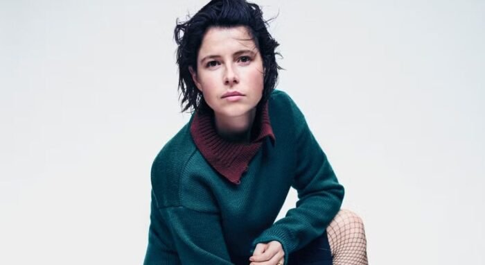 La actriz y cantante Jessie Buckley revela cómo la música y el teatro le han ayudado a superar sus luchas personales.