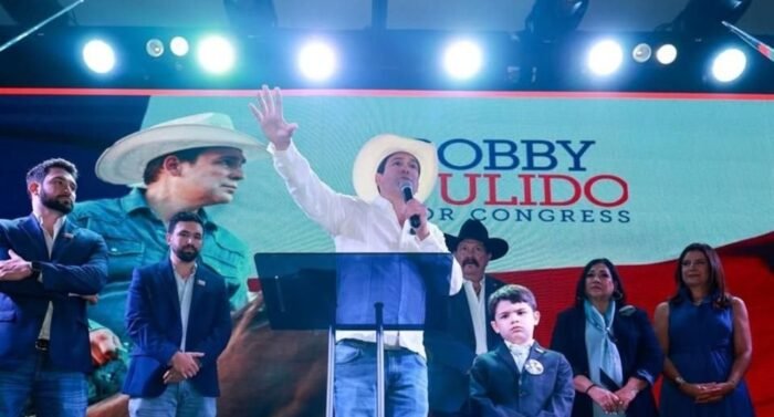 El reconocido cantante Bobby Pulido avanza hacia el Congreso de EUA tras su victoria en las elecciones primarias.