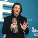El actor Jim Carrey es homenajeado por la Academia francesa por su icónica trayectoria en el cine.