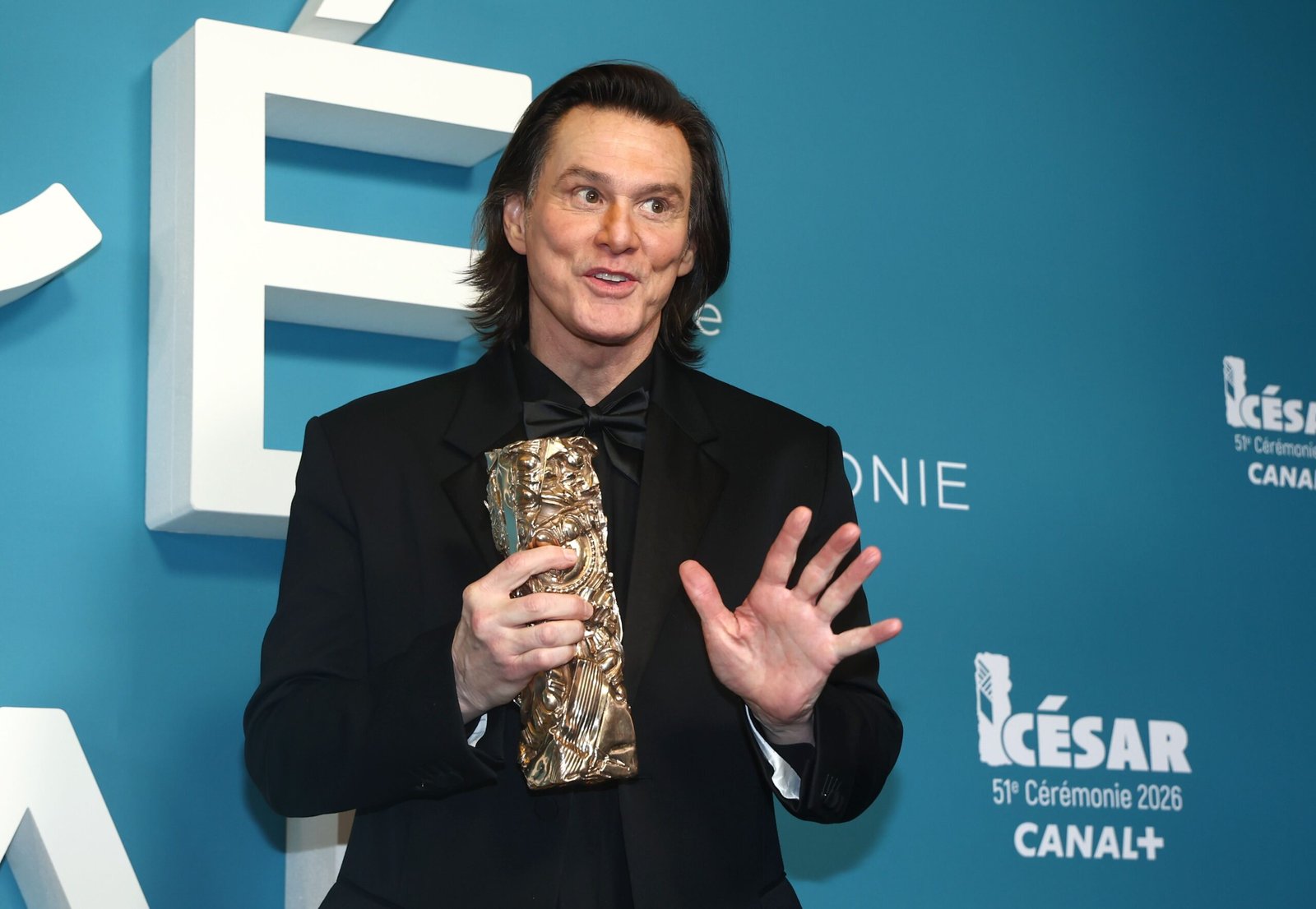 El actor Jim Carrey es homenajeado por la Academia francesa por su icónica trayectoria en el cine.