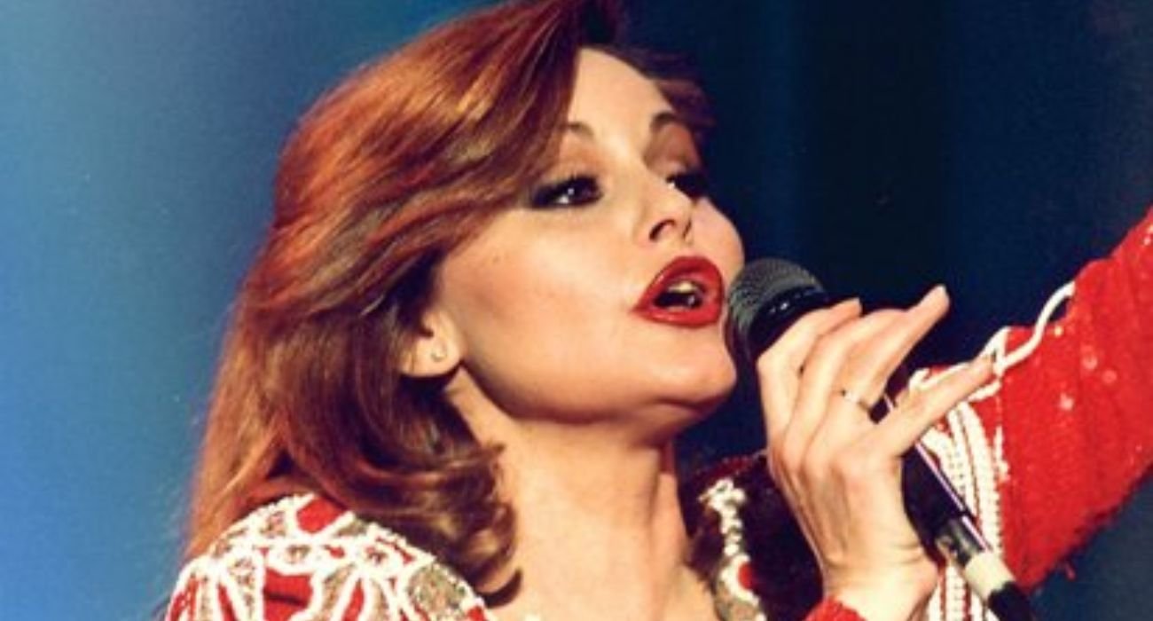 El legado de Rocío Dúrcal revive en cines de la CDMX con su memorable actuación remasterizada, celebrando su historia musical.