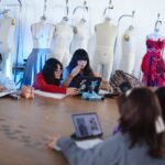 Las mujeres buscan romper barreras en una industria que ignora su liderazgo, a pesar de ser clave en tendencias de moda.