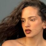 La cantante Rosalía publica un video donde se disculpa por comentarios erróneos sobre Pablo Picasso, reconociendo su falta de conocimiento.