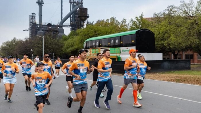 Más de cinco mil personas participaron en la carrera Corre Ahorra 2026 en Monterrey, promoviendo la conservación del agua.