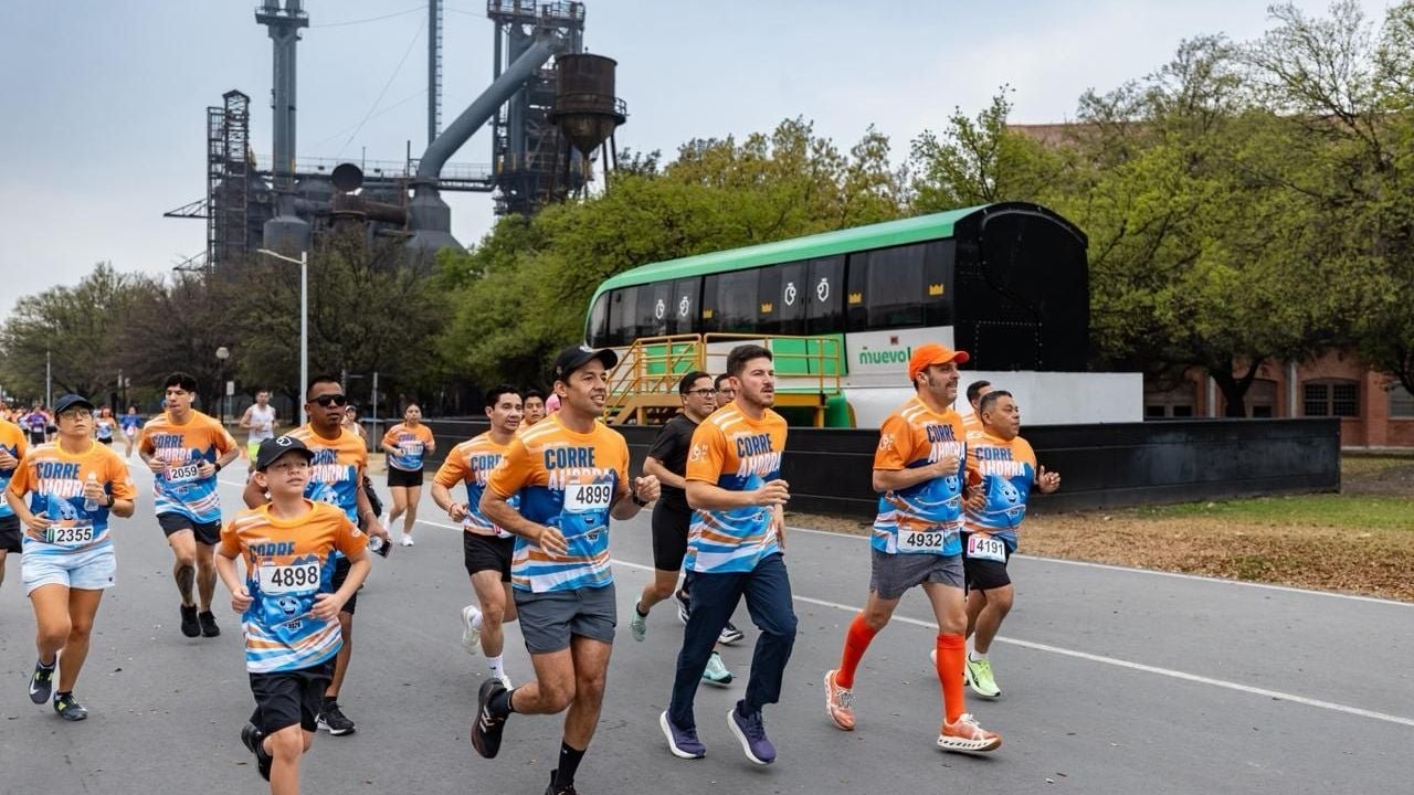 Más de cinco mil personas participaron en la carrera Corre Ahorra 2026 en Monterrey, promoviendo la conservación del agua.
