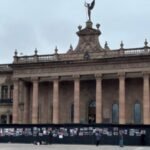 El Palacio de Gobierno refuerza su seguridad con mujeres que protestan contra la violencia de género en el 8M.