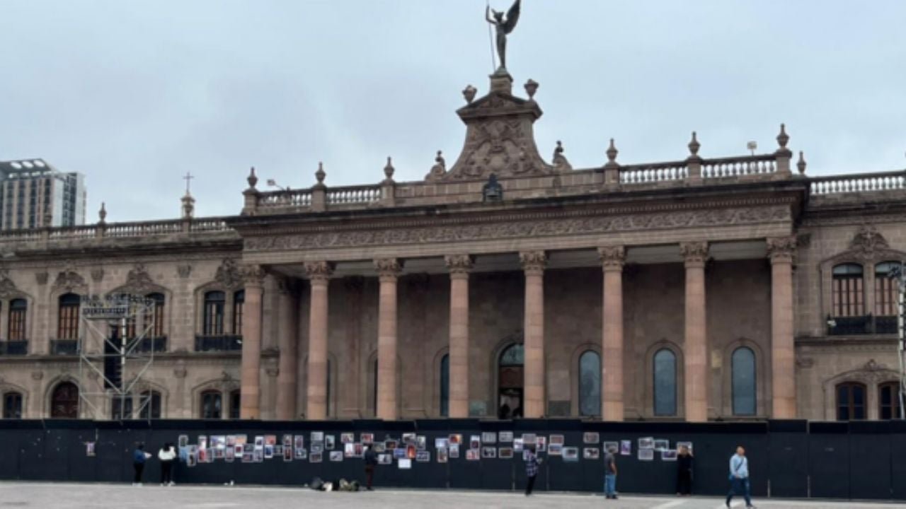 El Palacio de Gobierno refuerza su seguridad con mujeres que protestan contra la violencia de género en el 8M.