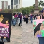 Cada 8M, las mujeres de Nuevo León marchan contra la violencia y la desigualdad, exigiendo sus derechos.