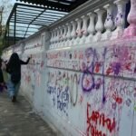 La marcha del 8M en Monterrey dejó daños en varias fachadas. Negocios se preparan ante la contingencia.