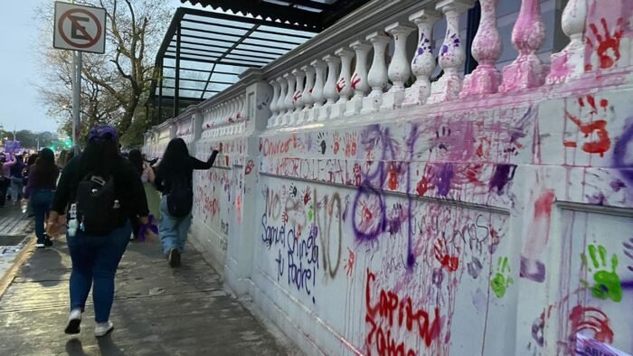La marcha del 8M en Monterrey dejó daños en varias fachadas. Negocios se preparan ante la contingencia.