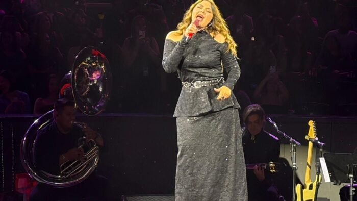 La cantante Yuridia brilló en un concierto lleno en Monterrey, sorprendiendo con sus éxitos y Joss Favela como invitado.
