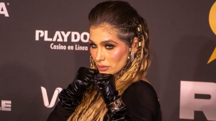 Marcela Mistral celebra su emocionante victoria frente a Karely Ruiz, marcando un hito en su carrera.