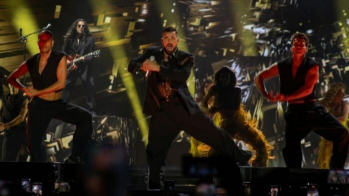 Ricky Martin cautiva Monterrey con un espectáculo electrizante que combina baile, emociones y sus grandes éxitos musicales.