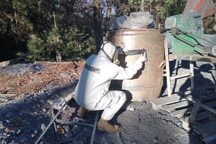 La Marina realizó una operación exitosa en Durango, desmantelando narcolaboratorios y confiscando sustancias químicas por un gran valor económico.