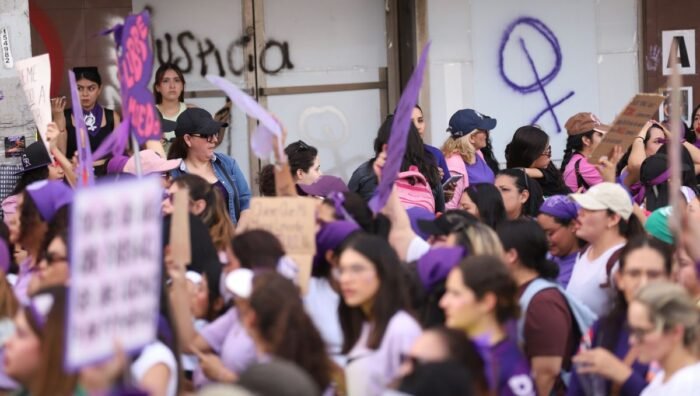 Miles de mujeres se unen en Monterrey en una marcha por justicia e igualdad en el Día Internacional de la Mujer.