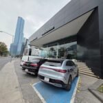 La empresa de autos de lujo Mercedes-Benz confirma retrasos en la entrega de autopartes y ofrece alternativas a sus clientes.