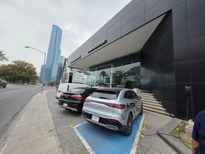 La empresa de autos de lujo Mercedes-Benz confirma retrasos en la entrega de autopartes y ofrece alternativas a sus clientes.