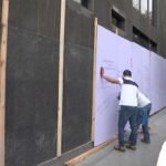 Las fachadas de inmuebles en Zaragoza y Padre Mier se resguardan con vallas de madera antes del 8M. ¿Por qué es relevante?